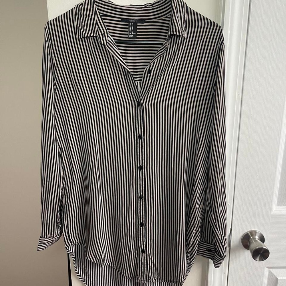 Forever 21 Womens Black White Striped Long Sleeve Button Down Blouse Size Medium